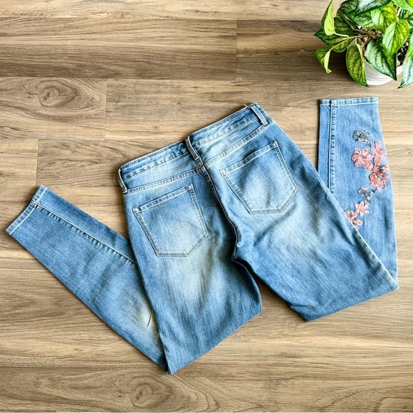 Nine West Gramercy Skinny Light Wash Mid Rise Floral Embroidery - Size 6 - Picture 9 of 9